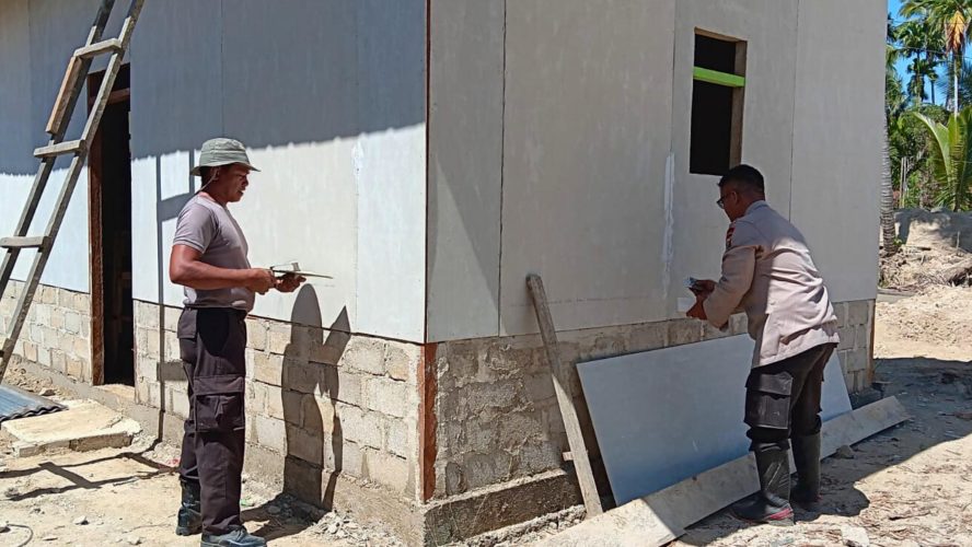 Gotong Royong Brimob Dan Warga Bangun Rumah Swadaya Pascabanjir Di Tolang Julu