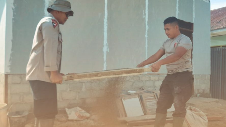 Bersama Warga Bangkit Pascabanjir, Brimob Lanjutkan Pembangunan Hunian Sementara