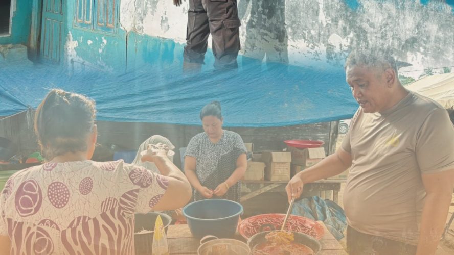 Brimob Bersama Warga Aek Ngadol, Dapur Lapangan Berjalan Dan Lingkungan Terus Dibersihkan
