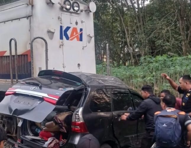 KERETA API TABRAK MINIBUS, 7 ORANG MENINGGAL DAN SOPIR KRITIS.