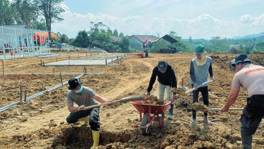 Brimob Sumut Turun Langsung Bantu Pembangunan Hunian Sementara Warga Sipirok Pascabencana