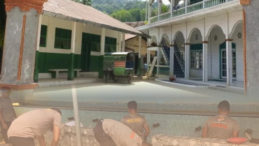 Brimob Sumut Bersihkan Tempat Wudhu Masjid Al Jihad Pascabencana di Tapanuli Selatan