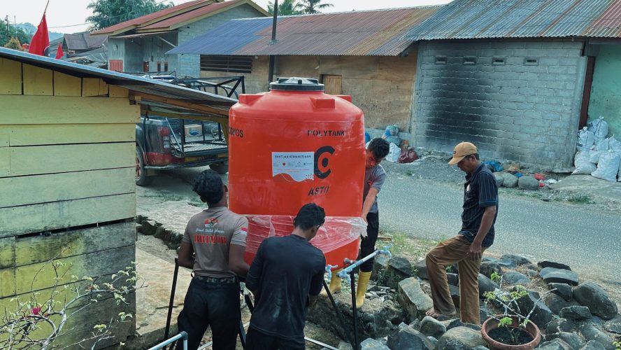 Brimob Polda Sumut Tuntaskan Sumur Bor dan Distribusi Air Bersih bagi Warga Hutabalang Pascabencana