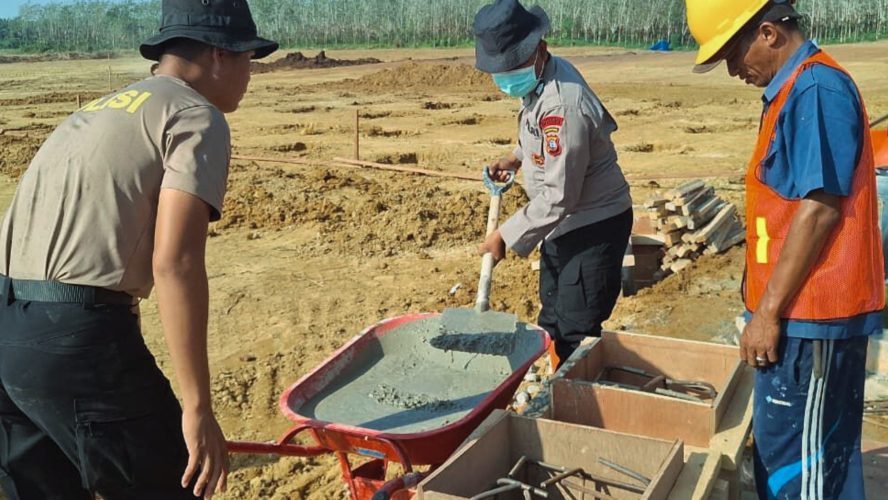 Bangun Rumah, Bangun Harapan: Brimob Polda Sumut Bantu Kerjakan HUNTAP di Desa Napa