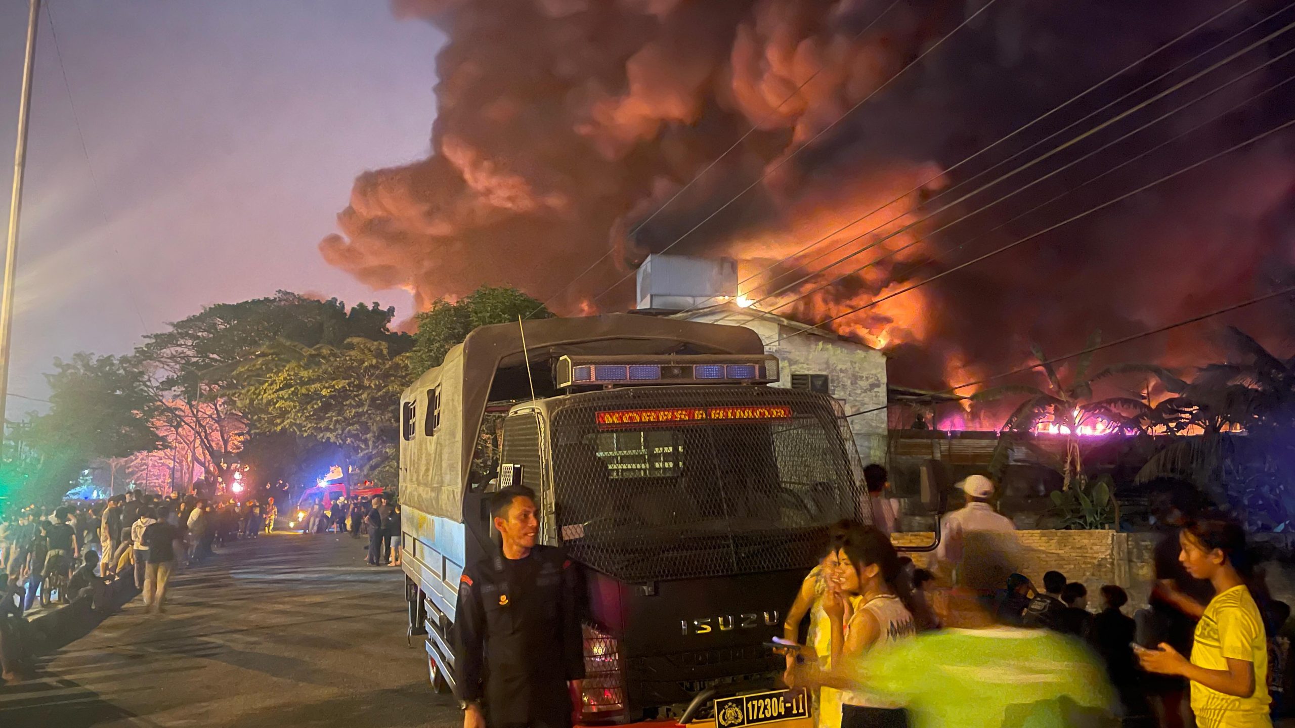Sigap dan Tanggap, Mobil Armoured Water Cannon (AWC) Brimob Polda Sumut Dikerahkan Padamkan Kebakaran Hebat di PT Garuda Mas Perkasa