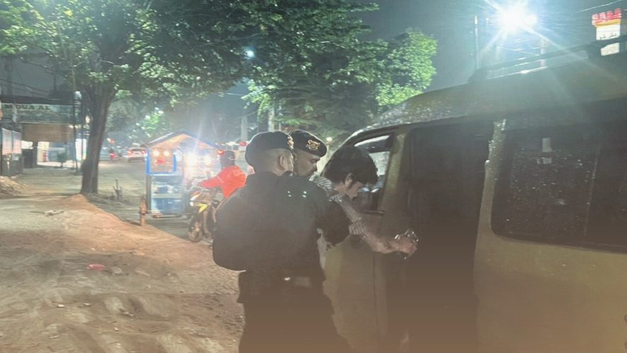Sigap di Tengah Malam, Personel Brimob Sumut Selamatkan Korban Laka Tunggal di Depan Mako