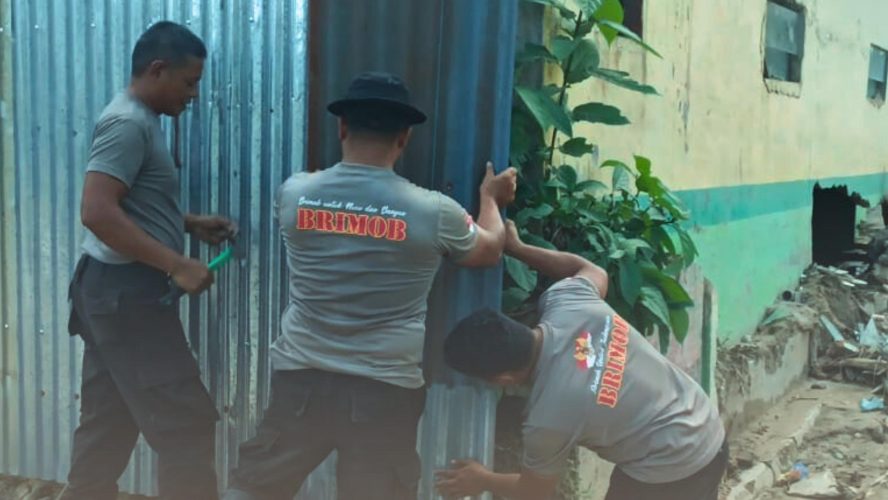 Dari Rumah Swadaya Hingga Pagar Sekolah, Brimob Hadir Dampingi Warga Tolang Julu