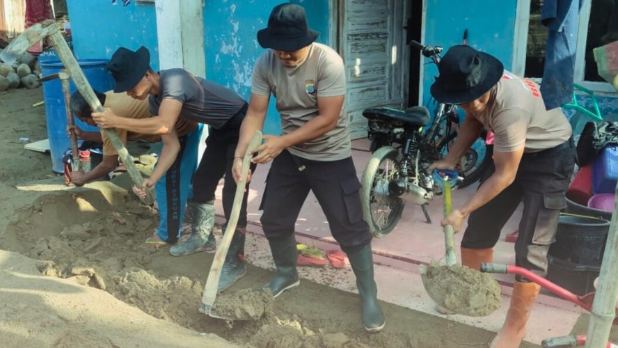 Tak Sekadar Jaga Keamanan, Brimob Polda Sumut Bantu Kebutuhan Dasar Warga Aek Ngadol