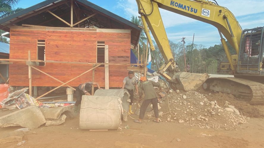 Brimob dan Warga Batang Toru Bergerak Bersama Pulihkan Kehidupan Pascabencana