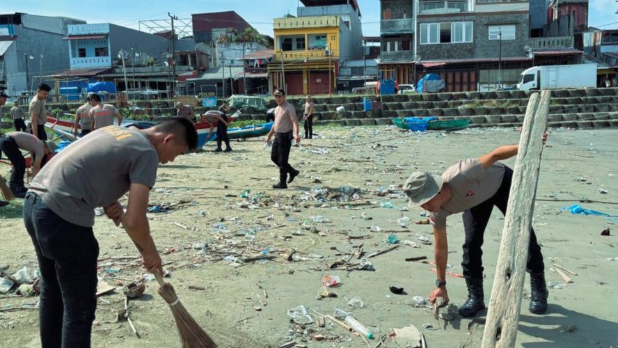 Brimob Sumut Hadir Untuk Lingkungan, Pantai Gunungsitoli Dibersihkan Bersama