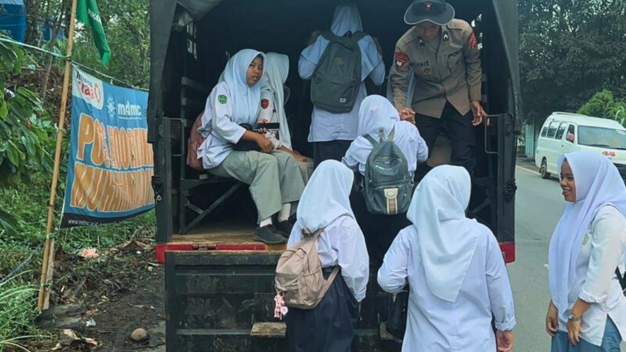 Brimob Sumut Antar Anak-Anak Desa Garoga Tetap Bersekolah di Tengah Dampak Bencana