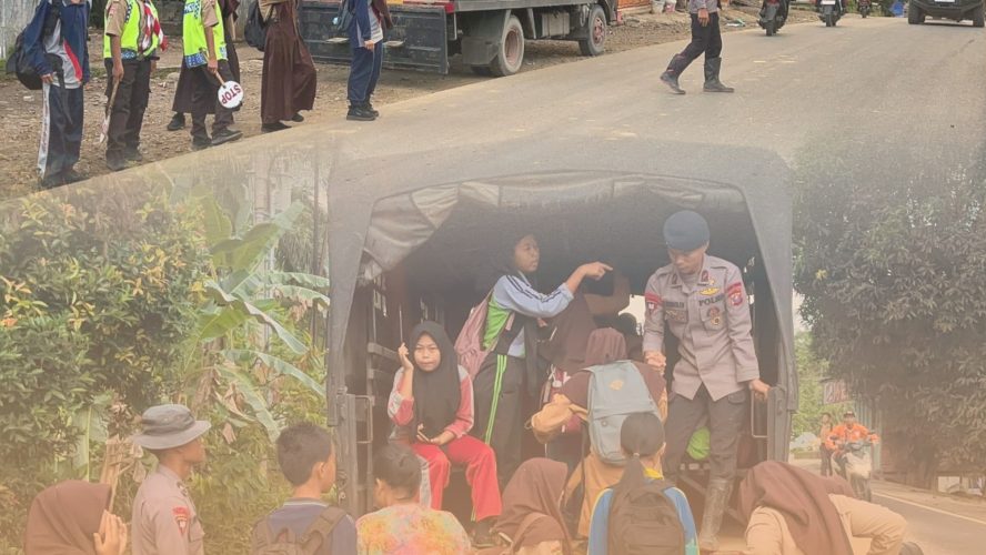Brimob Sumut Antar Anak Sekolah di Garoga Pascabencana