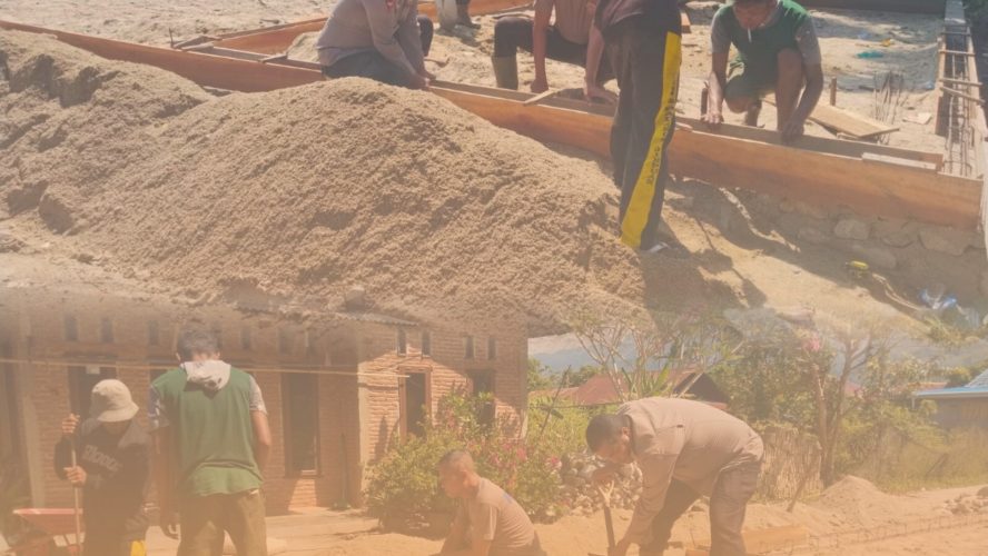 Gotong Royong di Tengah Pemulihan, Brimob Bangun Rumah Korban Banjir Bersama Warga