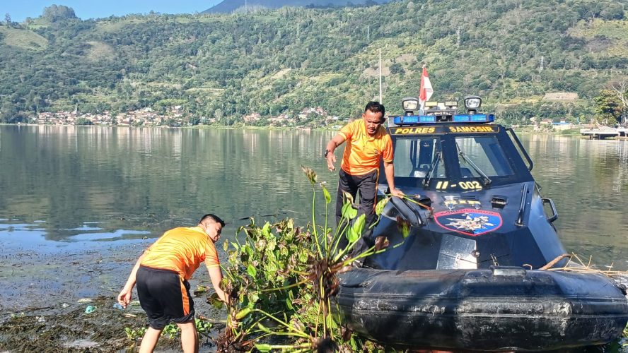 Kapolres Samosir Ganti Olahraga Dengan Aksi Bersih-bersih Di Water Front Pangururan Dan Tepi Danau Toba
