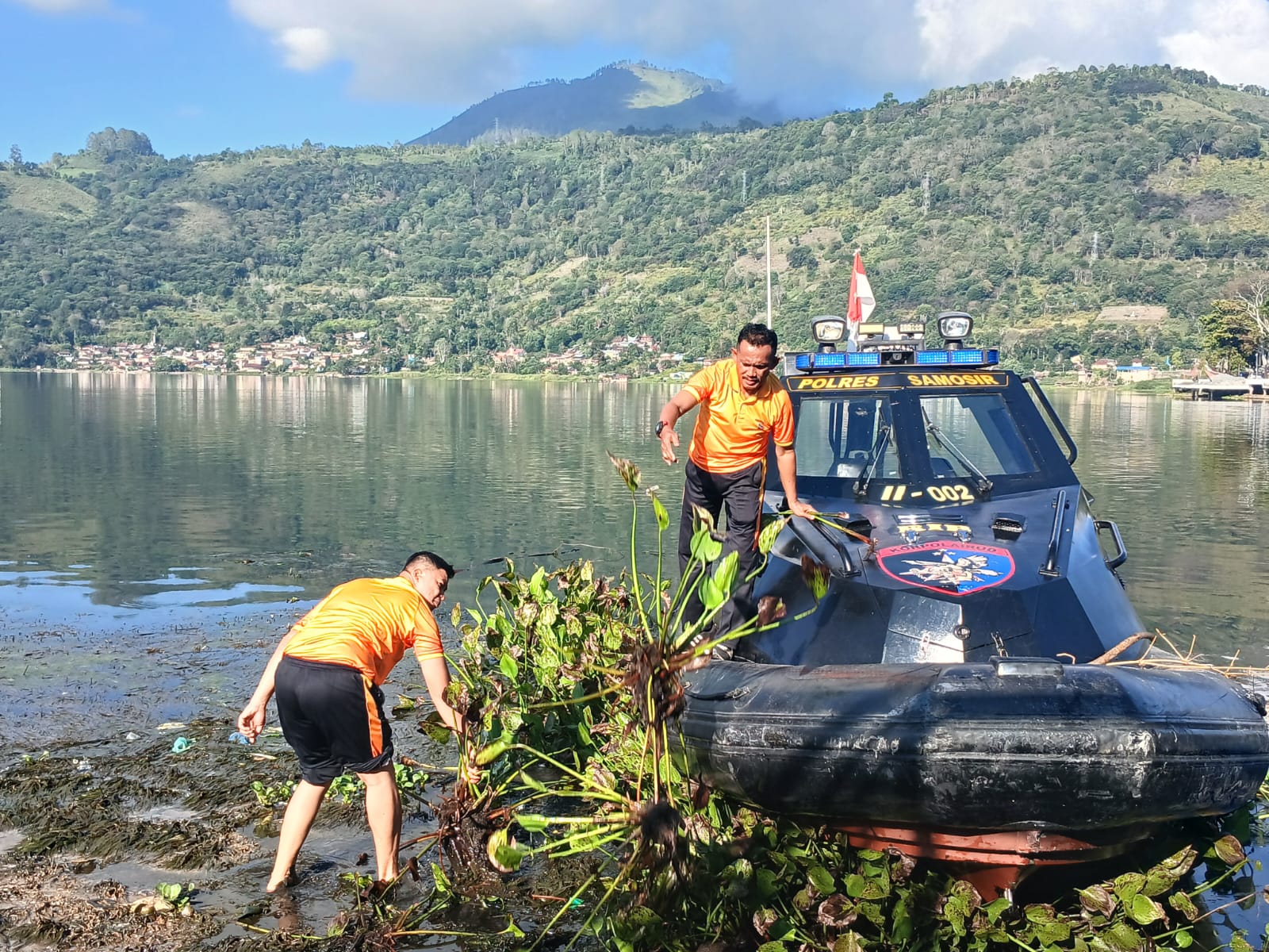 Kapolres Samosir Ganti Olahraga Dengan Aksi Bersih-bersih Di Water Front Pangururan Dan Tepi Danau Toba