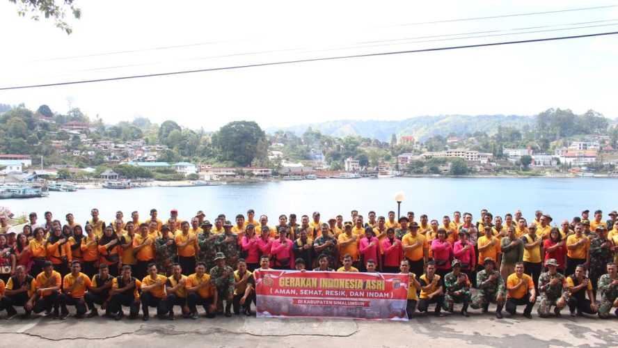 Gerakan Indonesia ASRI di Parapat! Kapolres Simalungun Pimpin Ratusan Personel Bersihkan Kawasan Wisata Danau Toba