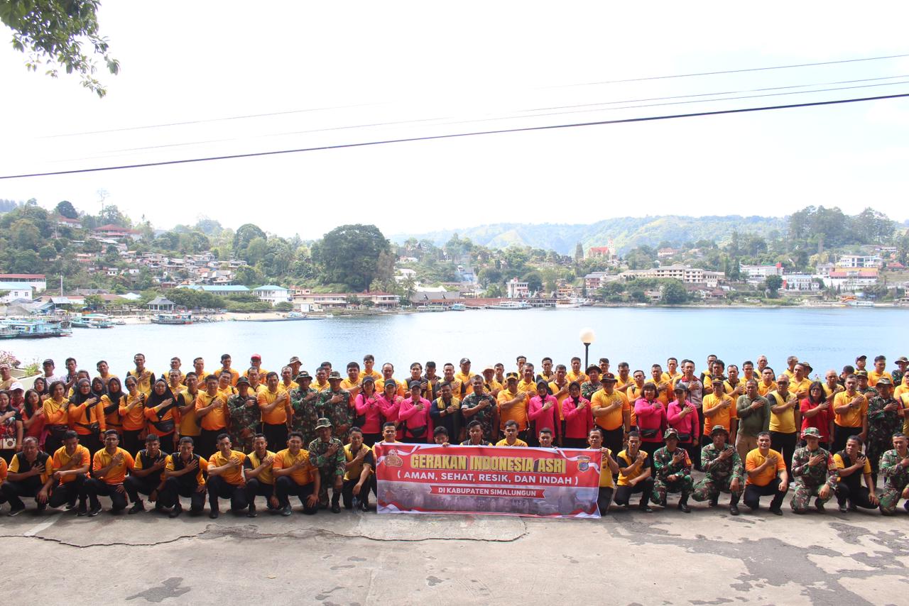 Gerakan Indonesia ASRI di Parapat! Kapolres Simalungun Pimpin Ratusan Personel Bersihkan Kawasan Wisata Danau Toba