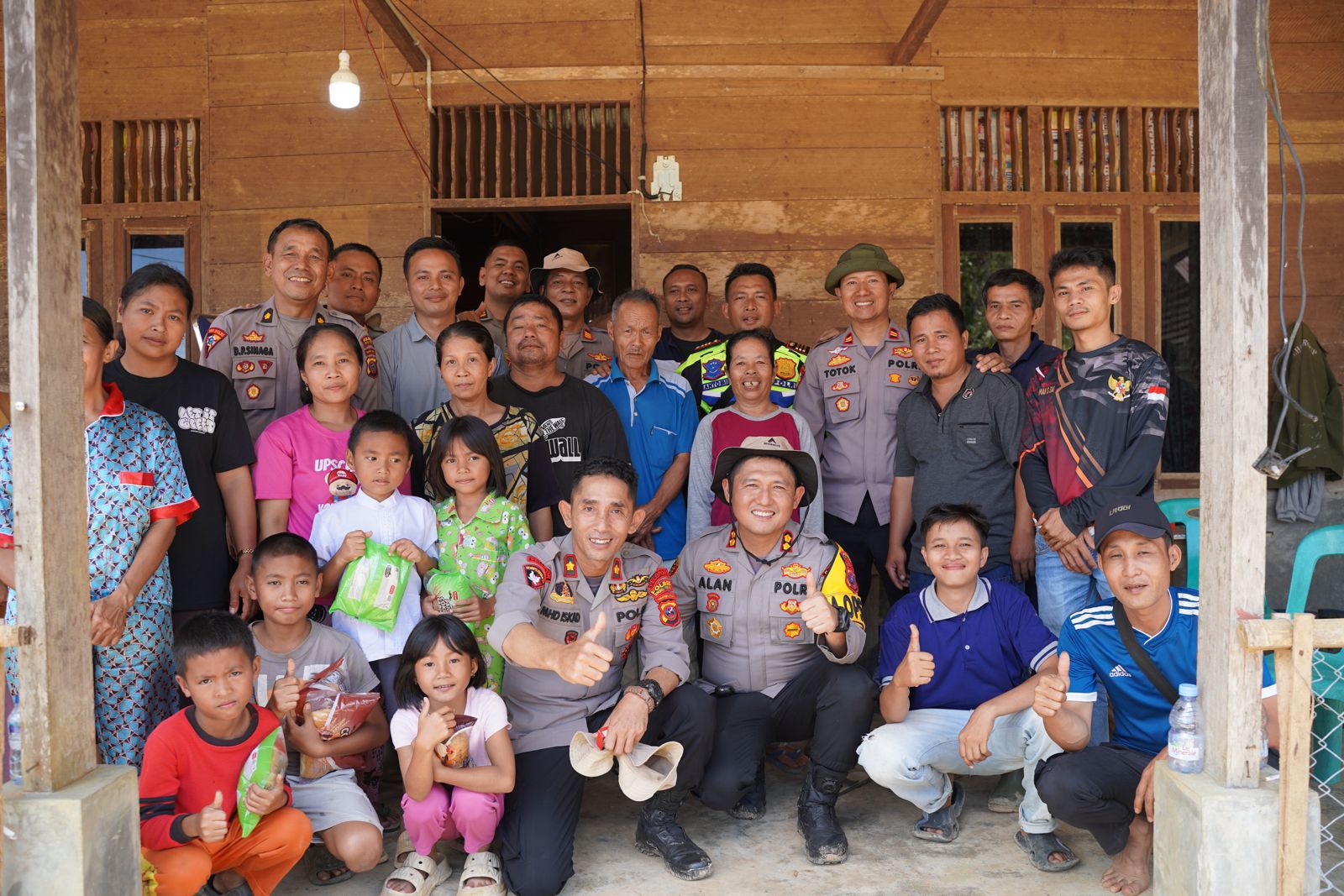 Tembus Medan Ekstrem Dan Jembatan Putus, Polres Tapteng Bawa “Cahaya” PLTS Untuk Warga Desa Sialogo