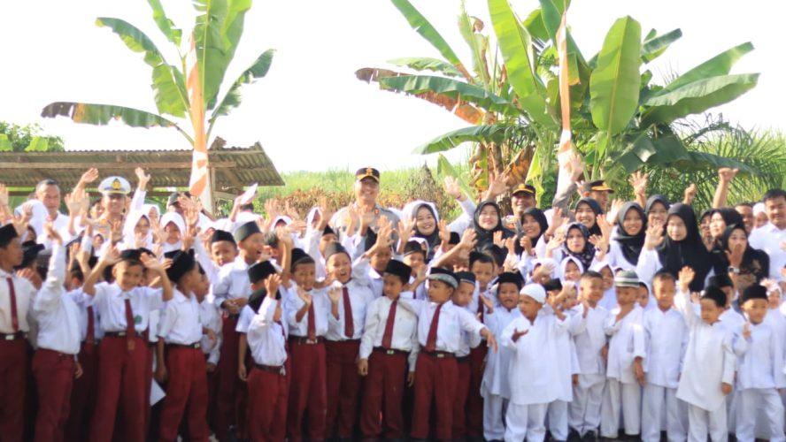 Kapolres Samosir Makan Bersama Pelajar SDN 10 Lumban Suhi-suhi Toruan, Tinjau Program Makan Bergizi Gratis dan Salurkan Bantuan