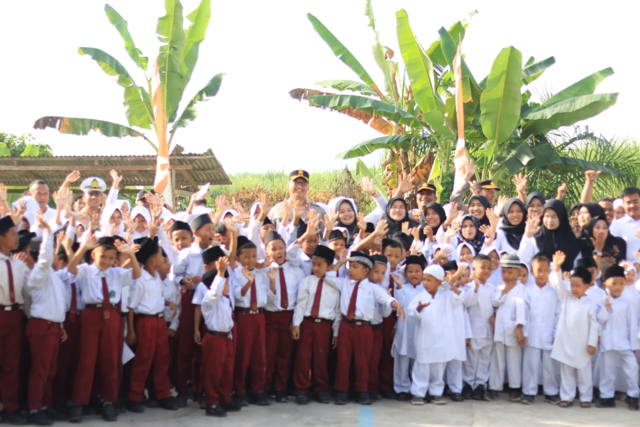 Kapolres Samosir Makan Bersama Pelajar SDN 10 Lumban Suhi-suhi Toruan, Tinjau Program Makan Bergizi Gratis dan Salurkan Bantuan