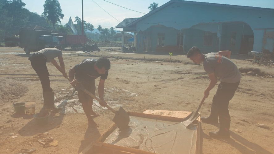 Dari Pengecoran Sumur Hingga Pos Utama, Brimob Kawal Pemulihan Desa Garoga