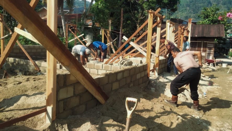Gotong Royong Bangun Harapan, Brimob Dan Warga Dirikan Hunian Tetap Korban Banjir di Tolang Julu