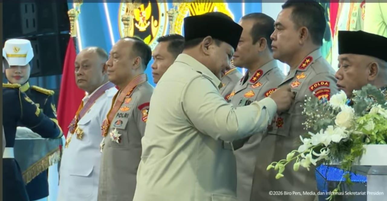 Presiden Prabowo Anugerahkan Satyalancana Wira Karya Kepada Kapolda Sumut