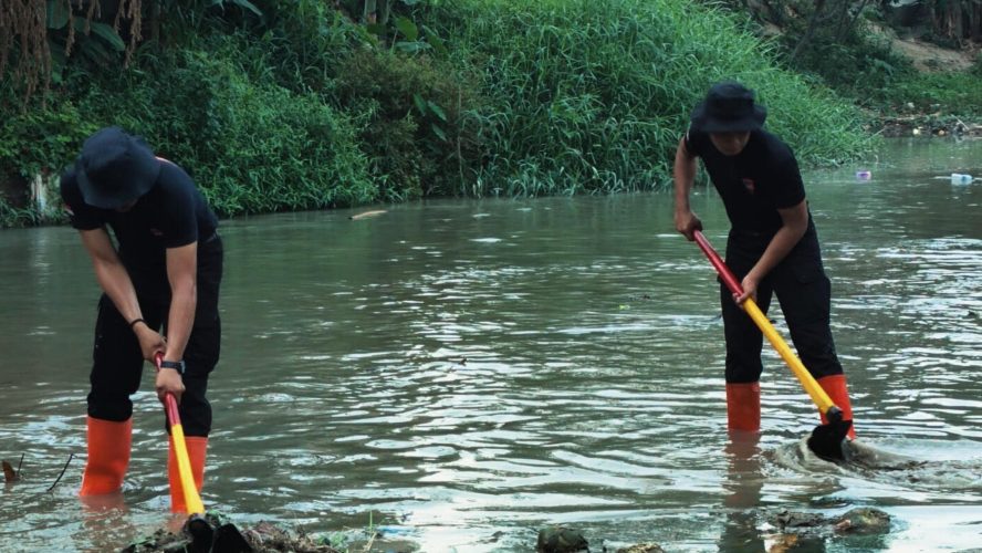 Brimob Polda Sumut Bersihkan Bantaran Sungai Bahilang, Dukung Program Indonesia Asri
