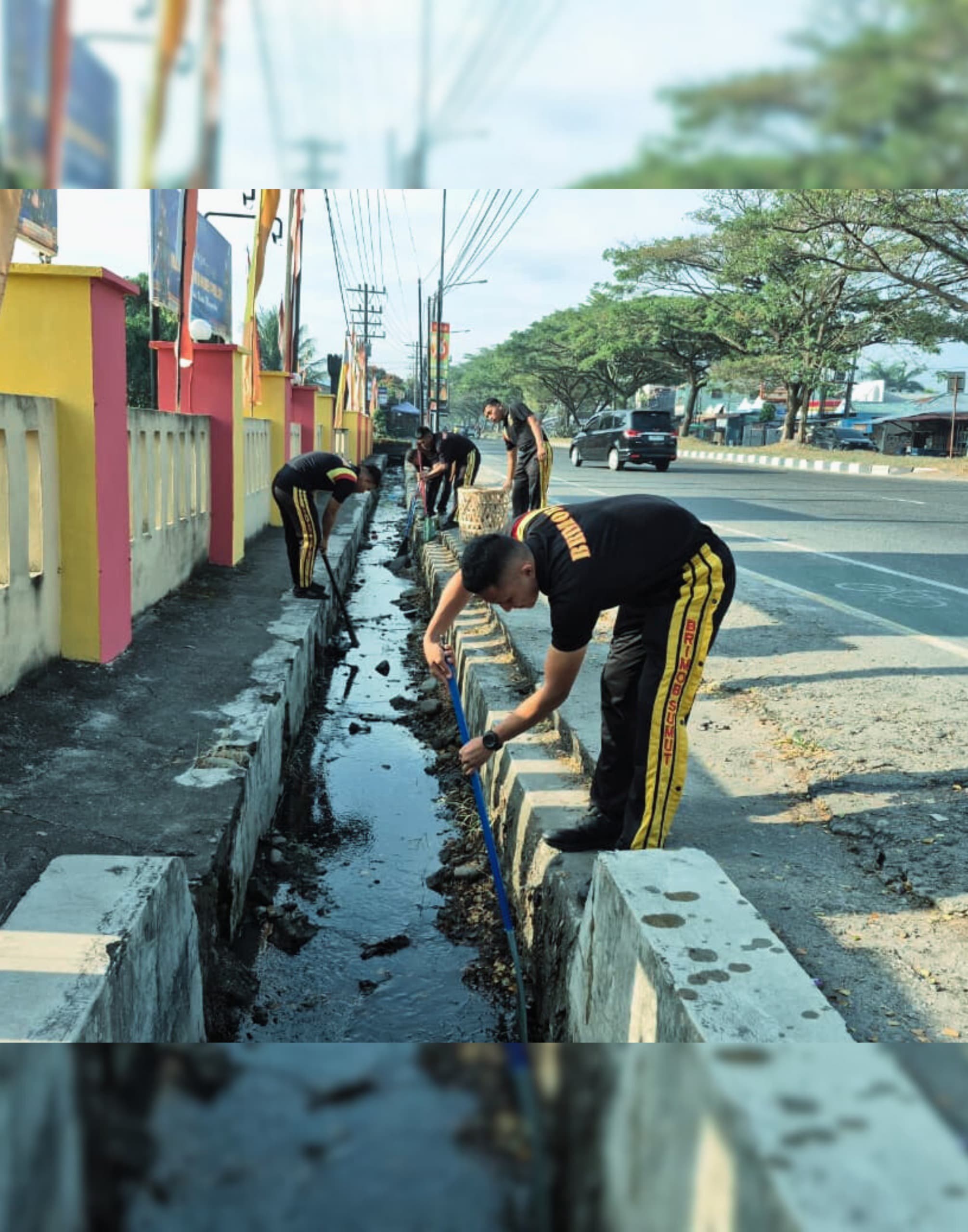 Brimob Batalyon A Pelopor Gelar Jumat Bersih Di Deli Serdang, Wujud Lingkungan Bersih