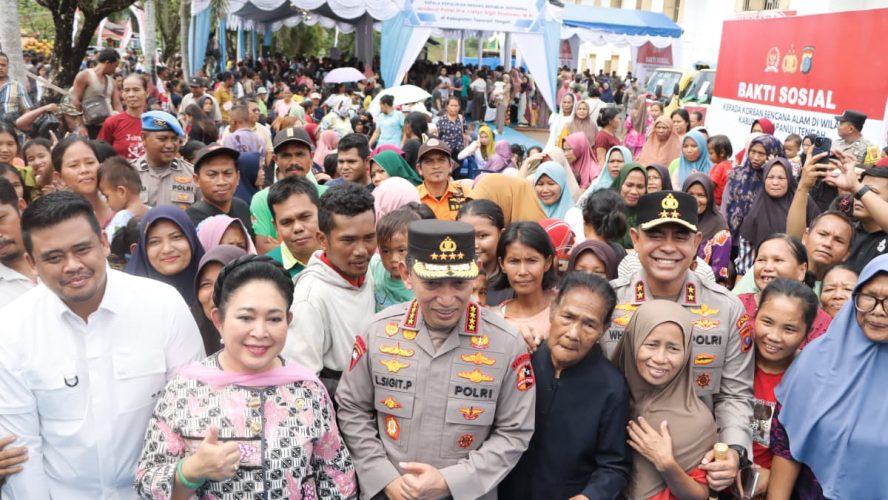 Kapolri Dan Ketua Komisi IV DPR RI Salurkan 16 Truk Bantuan Untuk Korban Bencana Di Tapanuli Tengah