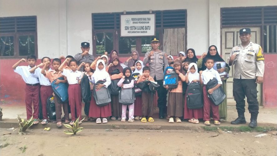 Kapolri Salurkan Ratusan Paket Perlengkapan Sekolah Untuk Siswa Terdampak Bencana Di Tapteng