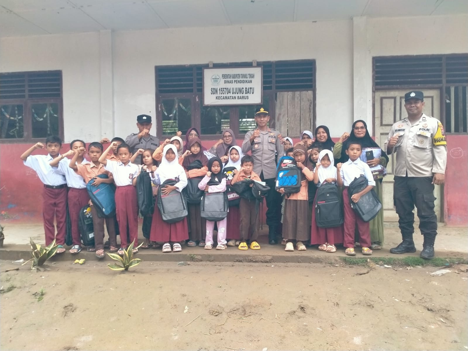 Kapolri Salurkan Ratusan Paket Perlengkapan Sekolah Untuk Siswa Terdampak Bencana Di Tapteng
