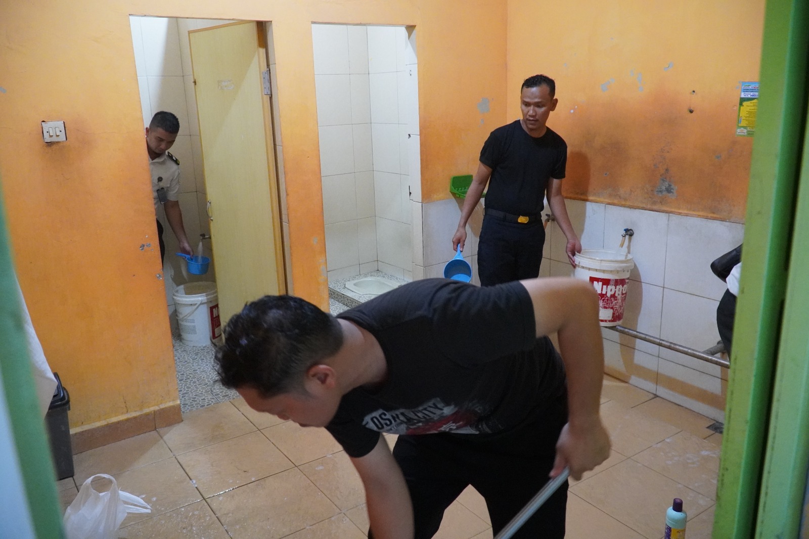 Rutan Kelas I Medan Gelar Gotong Royong Bersihkan Masjid Sambut Ramadhan