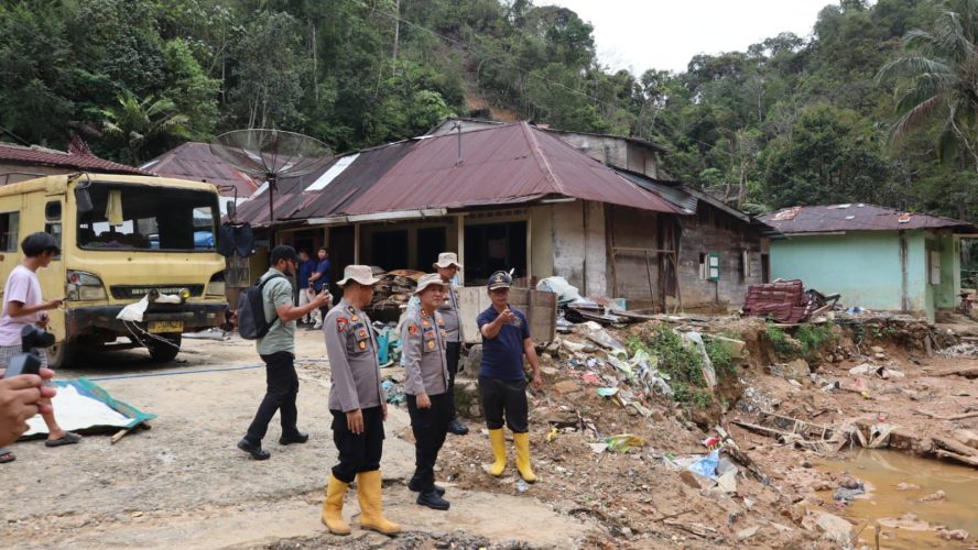Kapolres Tapteng Tinjau Lokasi Longsor di Sitahuis: Serahkan Bansos dan Serap Aspirasi Warga