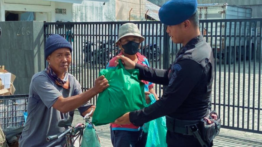 Di Bulan Ramadhan, Brimob Polda Sumut Hadir Berbagi Harapan Lewat Jum’at Berkah