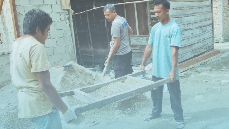 Tangan Bersatu Bangun Harapan: Brimob Bersama Warga Dirikan Rumah Korban Banjir di Tolang Julu