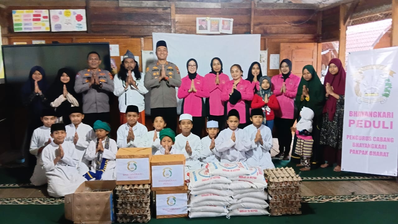 Jumat Berkah Di Bulan Ramadhan 1447 H Kapolres Di Dampingi Ketua Bhayangkari Cabang Pakpak Bharat Kunjungi Ponpes Serta Mesjid