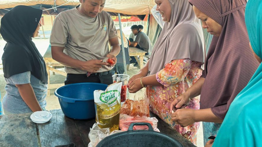 Dapur Lapangan Polda Sumut Hidangkan Menu Buka Puasa Bagi Warga Terdampak Bencana Di Aek Ngadol