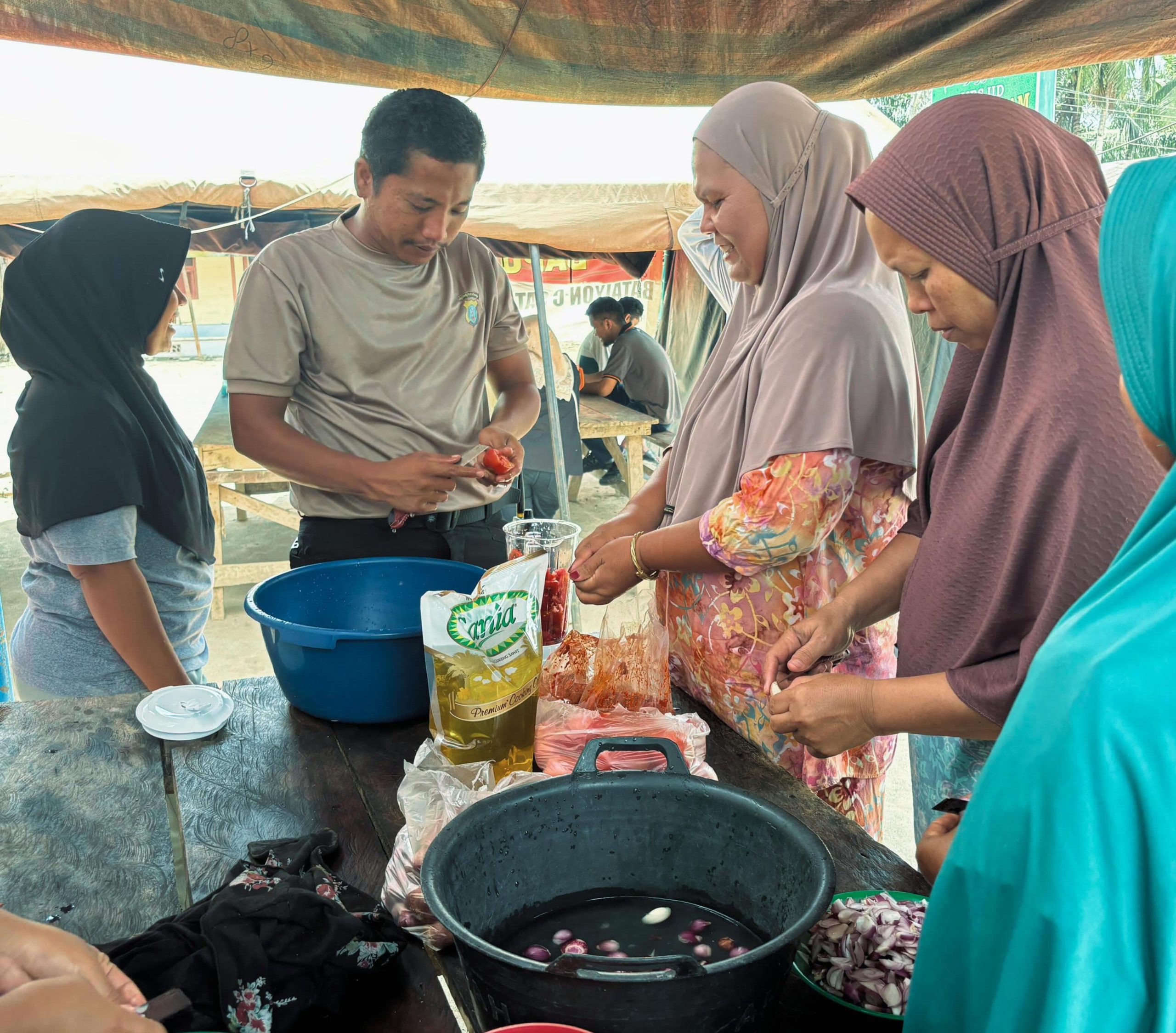 Dapur Lapangan Polda Sumut Hidangkan Menu Buka Puasa Bagi Warga Terdampak Bencana Di Aek Ngadol