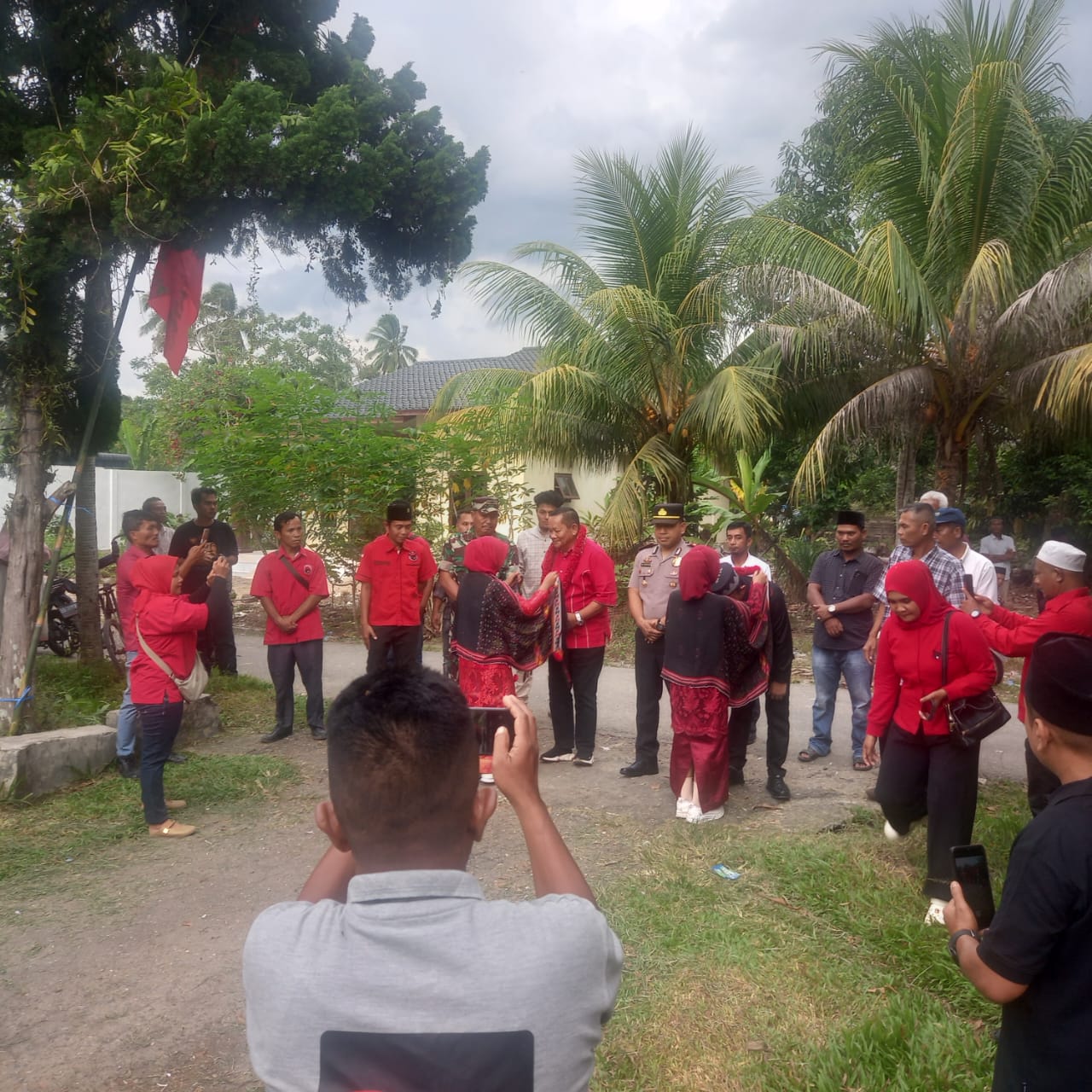 Jemput Aspirasi Masyarakat, Anggota DPR RI Fraksi PDI Perjuangan Dr.Rapidin Simbolon MM laksanakan Reses di kab Madina.