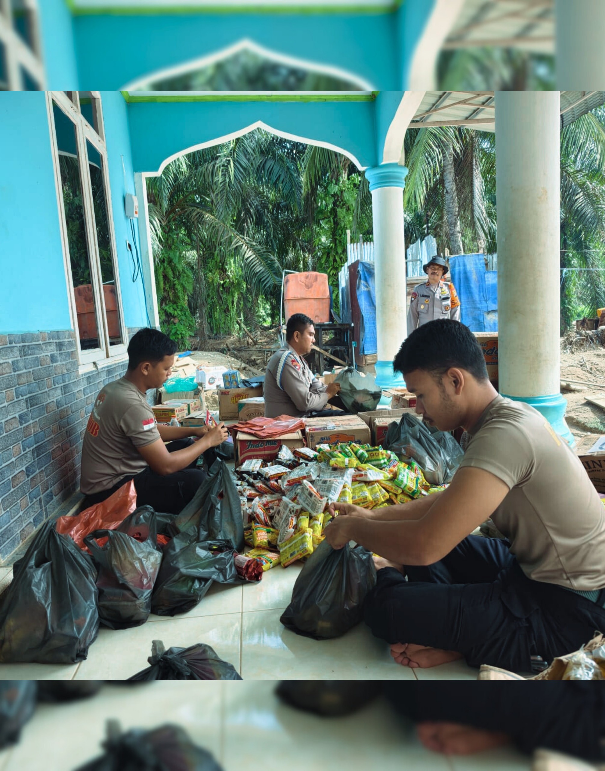 Brimob Batalyon C Bergerak Bersama Warga: Bangun Huntara dan Siapkan Bantuan Sembako