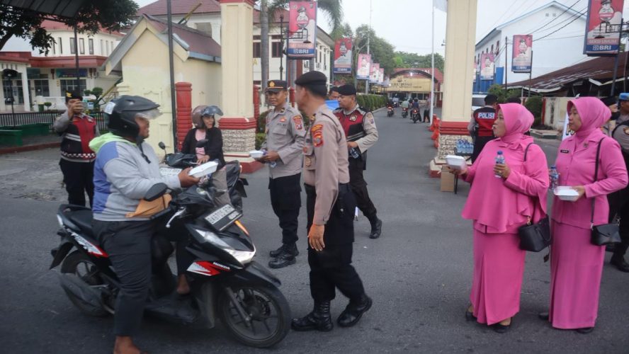 Personil Polres Binjai Bersama Bhayangkari Berbagi Takjil Di Bulan Suci Ramadhan 1447 Hijriah