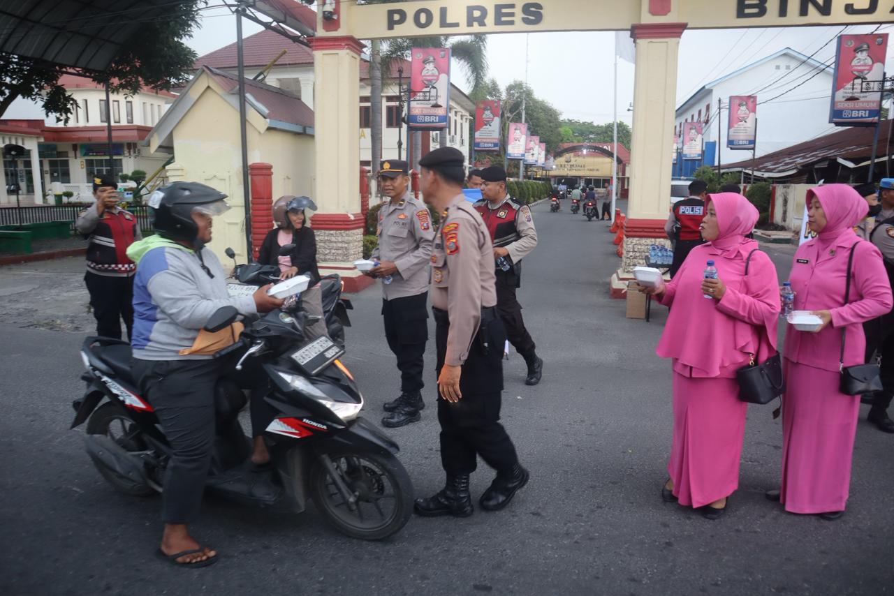 Personil Polres Binjai Bersama Bhayangkari Berbagi Takjil Di Bulan Suci Ramadhan 1447 Hijriah