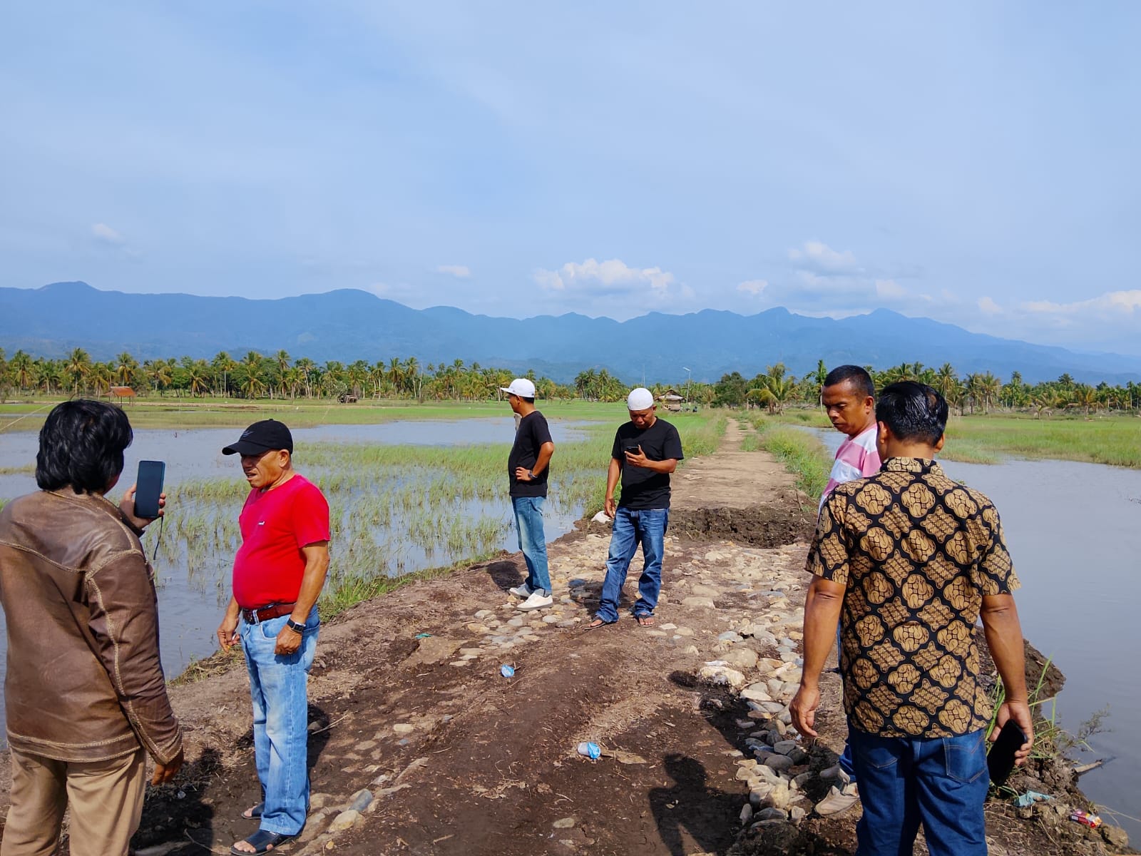 Gabungan wartawan di Korwasis Madina Soroti Lambatnya Penanganan Tanggul Aek Muara Sada yang Jebol, yang berdapkak 830 Hektar Sawah Terancam Puso