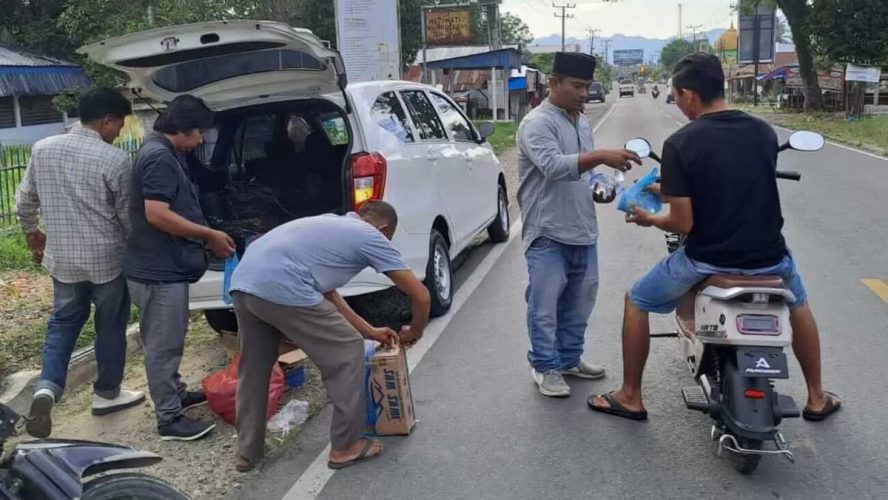 Pengurus Koperasi Wartawan Siabu Sekitar (Korwasis) Madina Lakukan Kegiatan Berbagi Takjil di Pinggir Jalinsum Kec. Siabu Kab. Madina