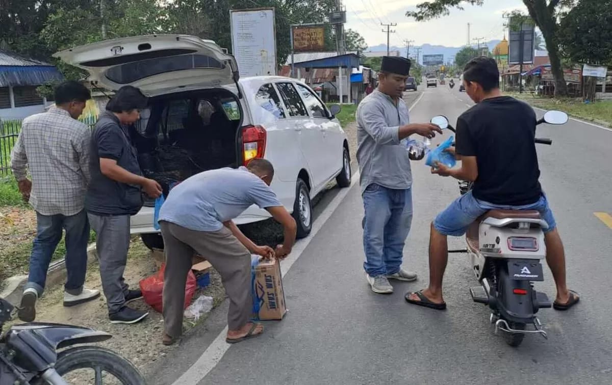 Pengurus Koperasi Wartawan Siabu Sekitar (Korwasis) Madina Lakukan Kegiatan Berbagi Takjil di Pinggir Jalinsum Kec. Siabu Kab. Madina