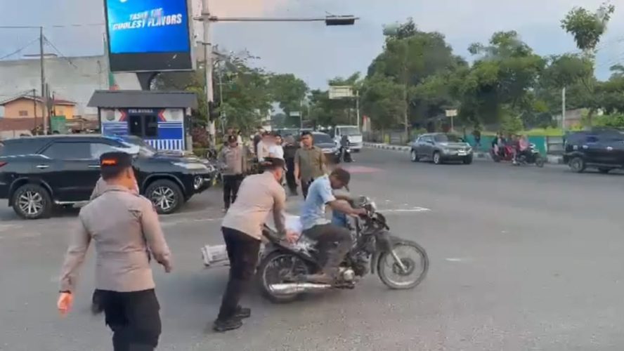 Sigap Dan Humanis Kapolres Binjai Bantu Dorong Betor Mogok