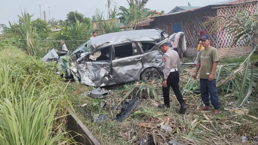 Sat Lantas Polres Sergai Cek TKP Kereta Api Hantam 1 Unit Mobil, Korban Alami Luka Ringan