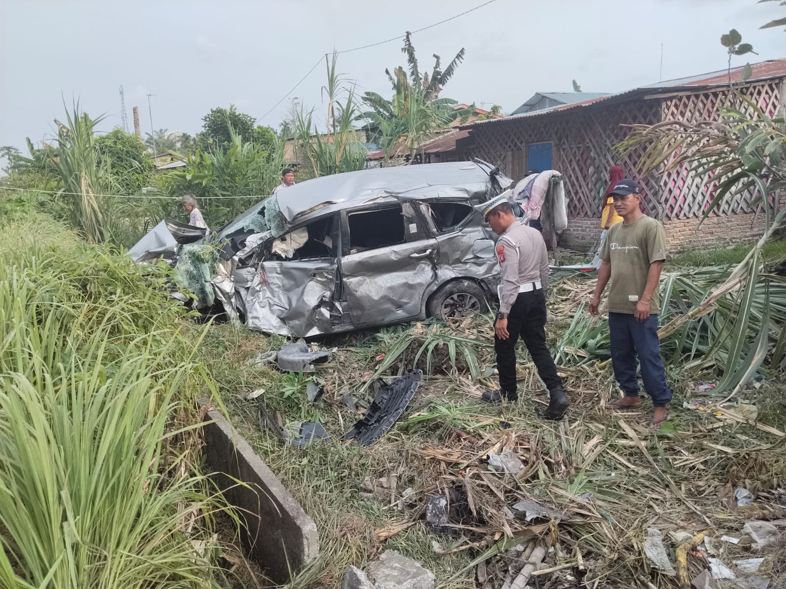 Sat Lantas Polres Sergai Cek TKP Kereta Api Hantam 1 Unit Mobil, Korban Alami Luka Ringan