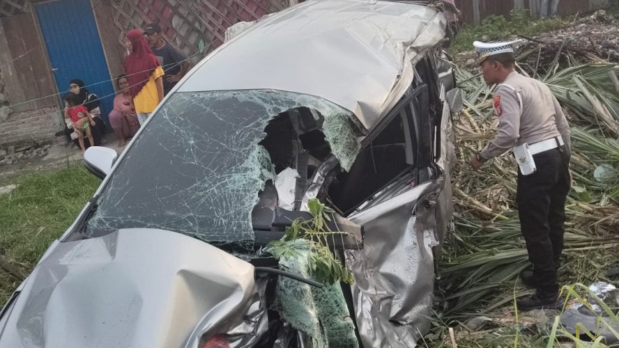 Sat Lantas Polres Sergai Cek TKP Kereta Api Hantam 1 Unit Mobil, Korban Alami Luka Ringan.